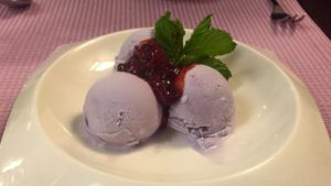 helado-de-violeta-con-frutos-rojos-restaurante-sekai-crop
